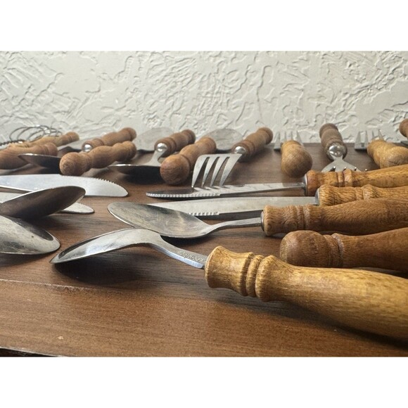 Old Homestead 22 Pc Flatware Set Wooden Handle MCM Stainless Taiwan Cutlery - Picture 9 of 11